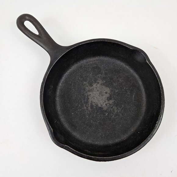 Vintage Cast Iron Small Skillet SK Mark 5D 3 Notch Heat Ring Double Pour Spout - Picture 2 of 11